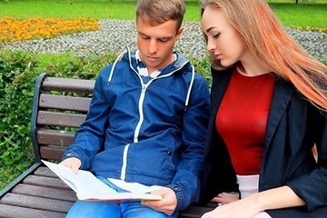Симпатичная русская студентка блондинка отдалась в бритую киску новому другу