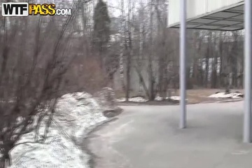 Русской телке стало скучно на футбольном матче и она дала двум ребятам