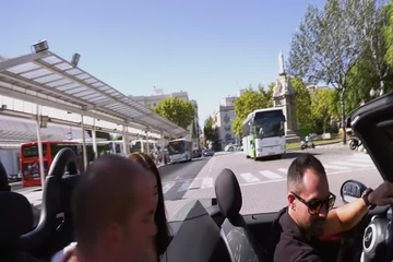 Милашка Джиневра Беллуччи трахается с лысым парнем на улице в надежде, что он возьмет ее в порно шоу