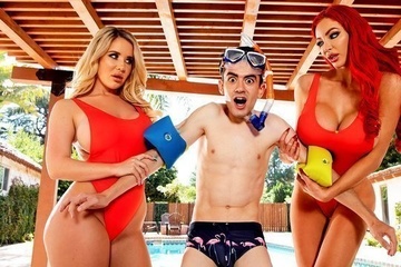 Блондинка с дойками Nicolette Shea и ее подруга поймали у бассейна хуястого пездюка