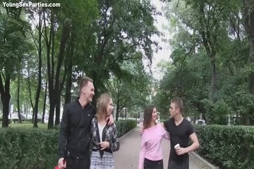 Две молодые русские пары устроили свингерский секс на съемной квартире