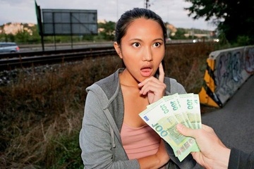Умелая азиатка May Thai трахнулась на улице за бабки и проглотила сперму