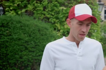 Сочная мамочка может помыть машину и отполировать хуй