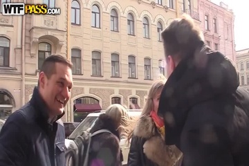 Трахают вдвоем красивую русскую блондинку с улицы