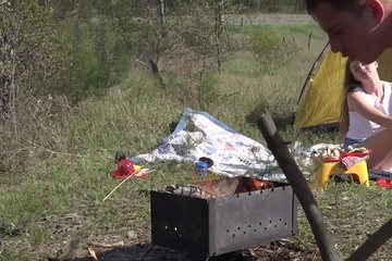 Выбрались в поход и трахаются на природе
