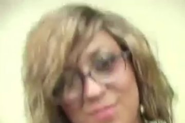 Девушка одела очки что бы не залить спермой глаза
