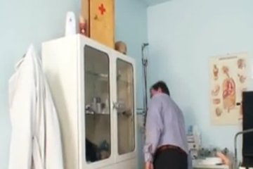 Гинеколог подрочил бабе у себя на приёме