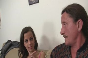 Застукала своего мужа с хорошенький соседкой