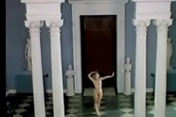 Девушке захотелось избавиться прочь от одежды