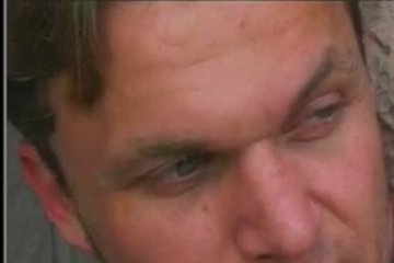 Мужик выебал сексуальную нянечку на зелёной лужайке