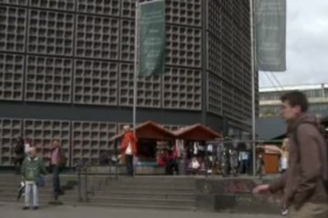 Предпочитает трахать свою рабыню в людных местах