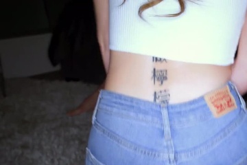 Худая соска Riley Reid со сквиртом кончает от проникновения огромного члена в анал