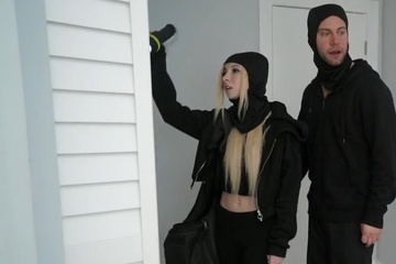 Грудастая домохозяйка Lexi Luna заставила молодых грабителей заниматься с ней сексом