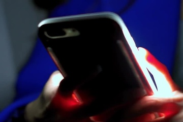 Азиатка в синем пальто показала попку с пробкой и отдалась в анус