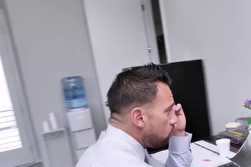Милфа на работе отвлеклась на бурный секс с коллегой