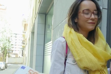 Телка в очках дает в письку за деньги в подъезде