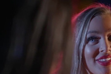 Случайный парень трахает грудастую деваху в жопу Ava Koxxx в ночном клубе