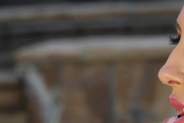 Мужик засадил толстый хуй в пизду красивой брюнетке и отымел ее у бассейна