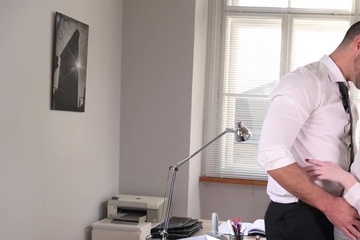Подарил рыжей коллеге красивое белье и тут же её поимел