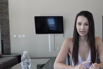 Чувак кончает в письку молодой любовницы Liz Jordan и продолжает трахать на столе