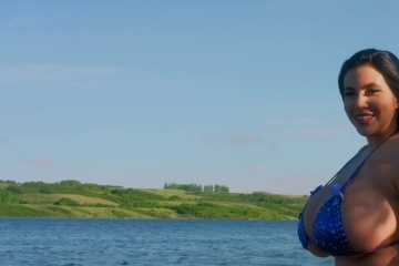 Грудастой спасательнице нечем заняться и она может мастурбировать на пляже