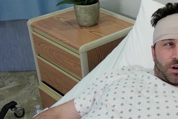 Пациент хардкорно долбит большим членом пизду сесуальной медсестры Jessa Rhodes