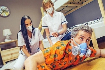 Две врачихи трахаются с владельцем хостела после вакцинации от коронавируса