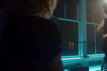 Мужчина жестко долбит в сраку красивую танцовщицу стриптиза Brooklyn Gray
