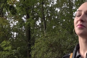 Девка в косухе согласна на секс в лесу за деньги