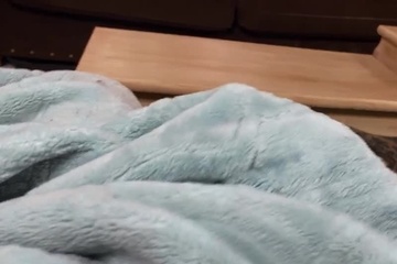 Мамочка раскладывает постельное белье и трахается