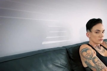Leigh Raven с мужской стрижкой жестко трахает в пизду страпоном подругу Nikki Hearts