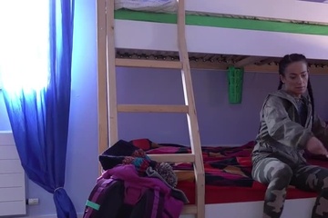 Путешествует с подругой и имеет её в попку в хостеле