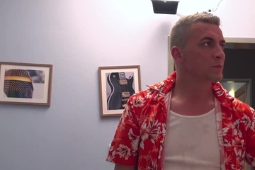 Владелец хостела развлекся с двумя девушками выпускницами