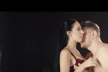 Влюбленная пара утром занимается нежным сексом