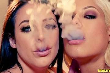 Жопастые мамочки Bridgette B и Angela White сосут мужской хуй и трахаются, пуская сигаретный дым