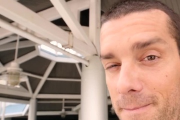 Мужик около аэропорта подцепил развратную блондинку