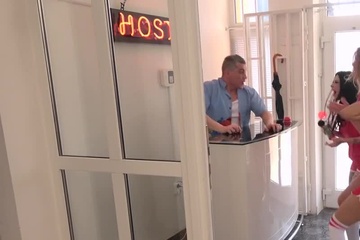 Три иногородние сучки совратили директора хостела на жаркую оргию в комнате