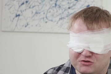Пока у куколда завязаны глаза, красивая сексвайф ебется с любовником в киску