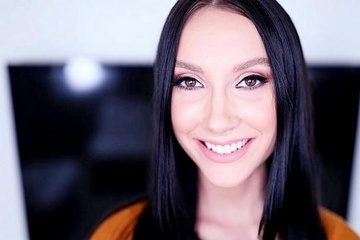 Телка с розовой писей проглотила сперму после секса