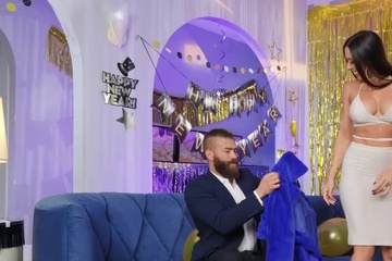 В честь дня рождения именинница трахается с гостем