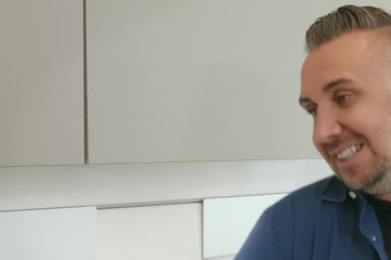 Сантехник помог высвободить руку из раковины и поимел хозяку