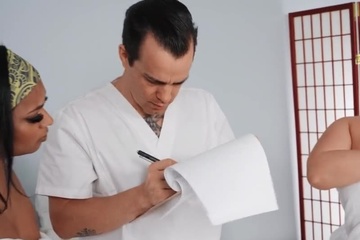 Массажисту пришлось трахать двух пышных мамочек