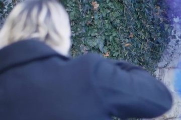 Эффектная модель после съемки дает фотографу в попку