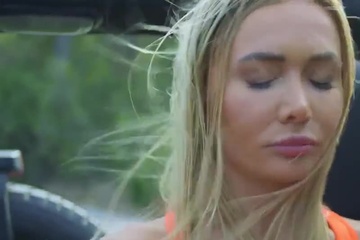 Красавица на отдыхе пробует двойное проникновение с неграми