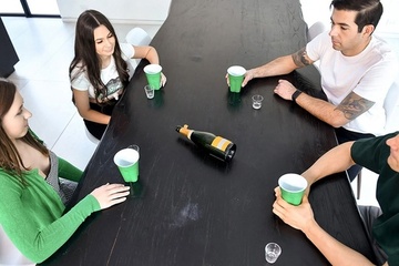 Игра в бутылочку заканчивается групповым сексом