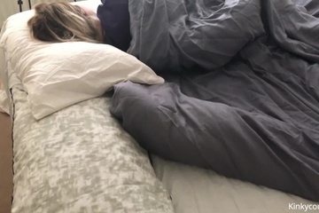 Будит белокурую женушку, вставляя в неё член