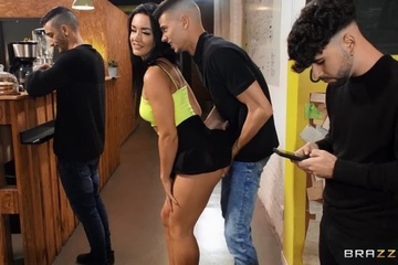 Парень с девушкой в кафе ебутся пока стоят в очереди