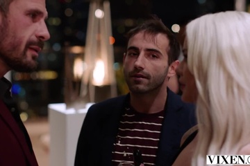 Elsa Jean сияет верхом на члене бородатого самца