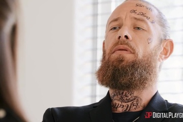 Хулиганку бес попутал и она дала лысому мусору