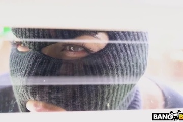 Поймал воровку и решил разделаться с этой жопастой по-своему!